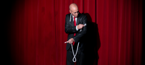 Mago Daniel Reza actuando en el teatro Rei de la màgia