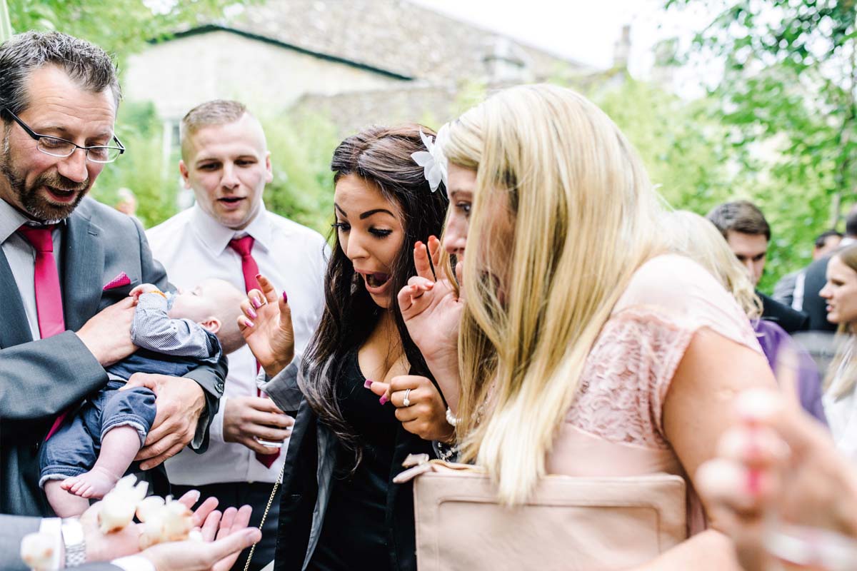 Magia para bodas inolvidables, espectáculo único y personalizado para hacer tu día especial aún más memorable con trucos sorprendentes y entretenimiento para todos los invitados.