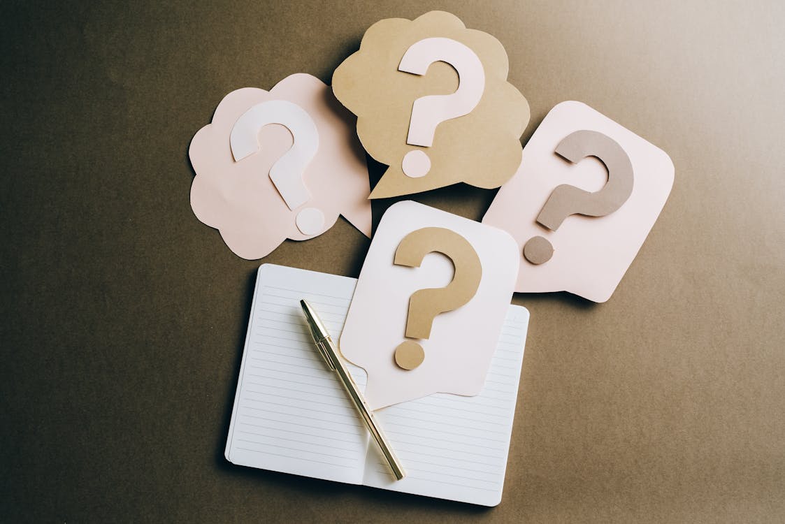 Preguntas Frecuentes (<span style="font-weight: 600; color: #E8E000;">FAQ</span>)