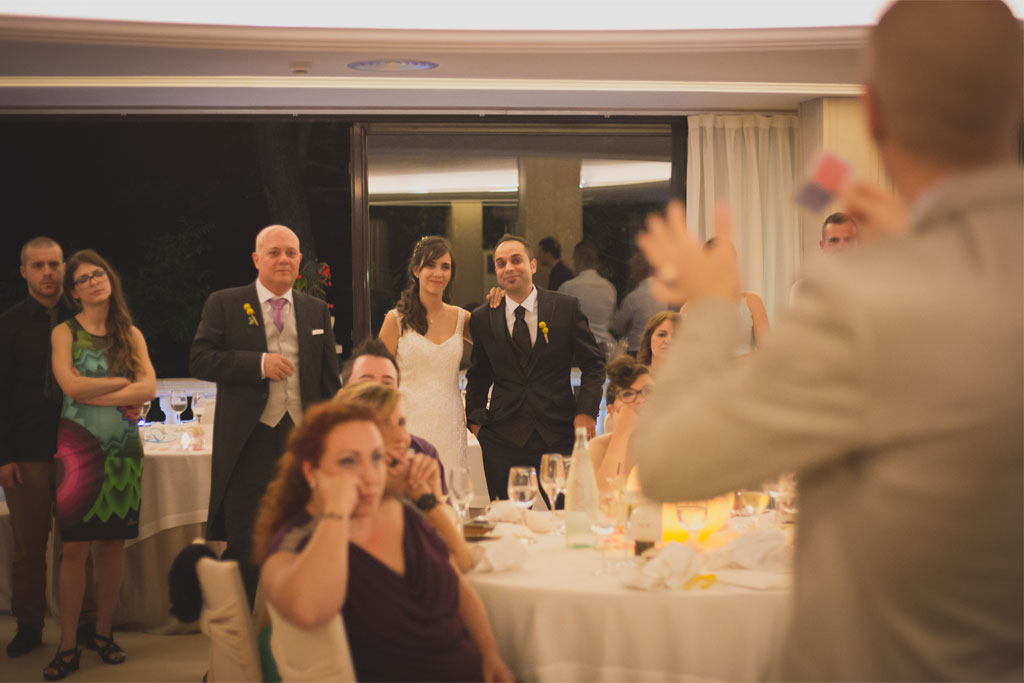 Invitados reaccionando sorprendidos durante un espectáculo de magia en una boda