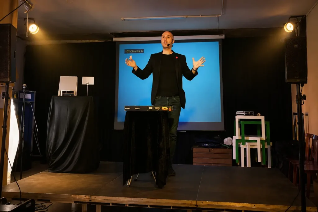 Daniel Reza realizando un espectáculo de magia de salón