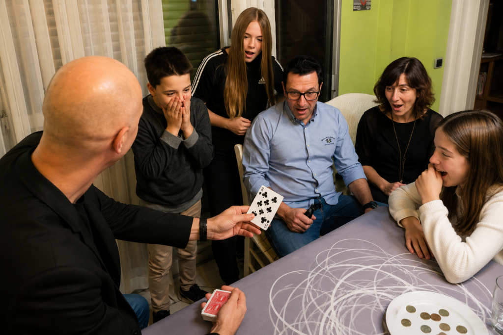 Mago realizando magia de cerca para familias y eventos privados