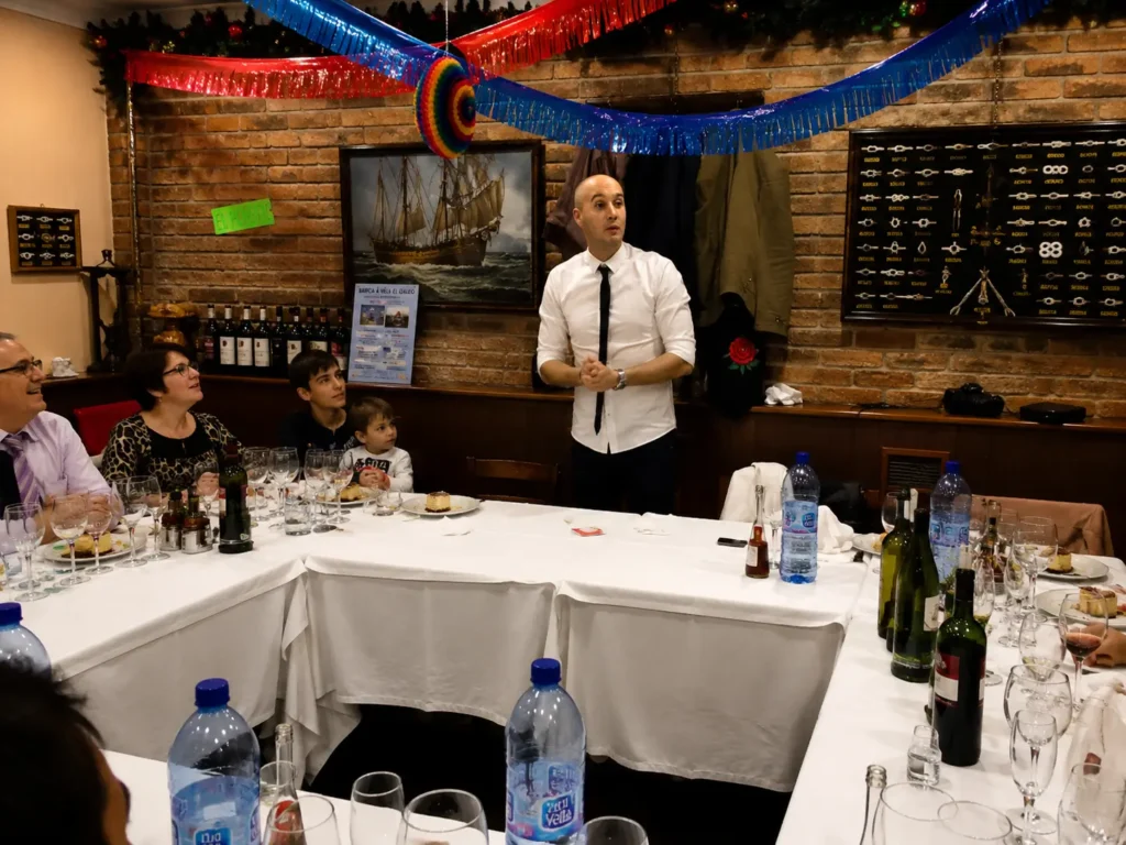 Mago realizando magia de cerca en un evento familiar