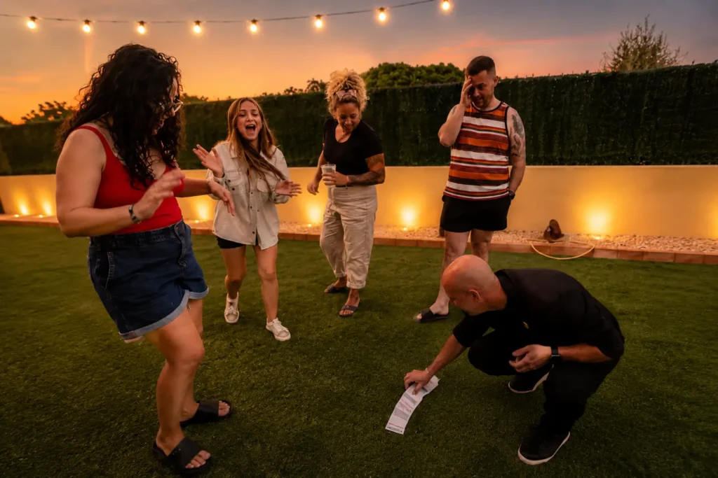 Mago realizando magia itinerante en un evento al aire libre al atardecer