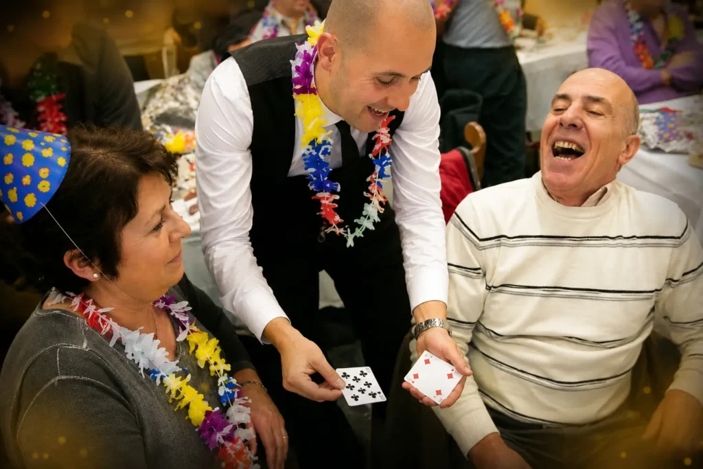 Mago realizando magia itinerante de cerca entre invitados durante un evento privado