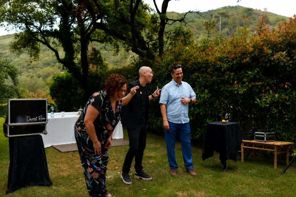 Espectáculo de magia de salón para aniversarios y celebraciones privadas en jardín