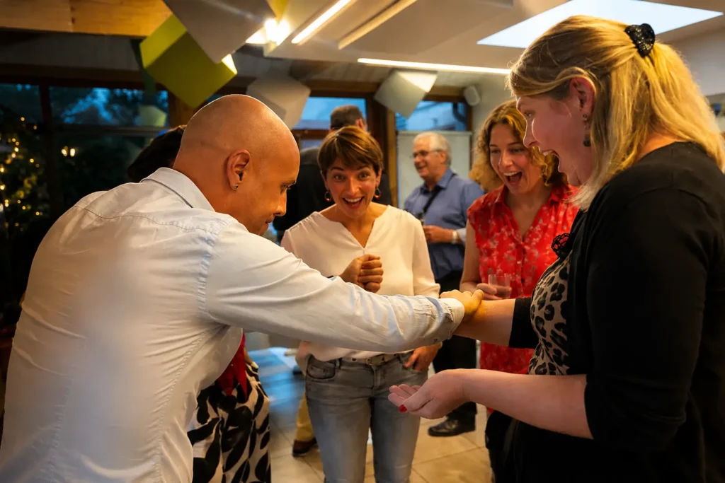 Magia de cerca para aniversarios con invitados sorprendidos