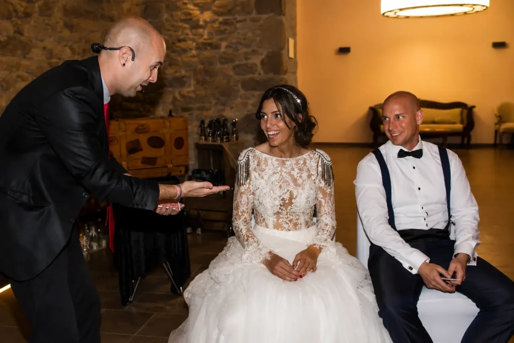 Mago realizando un juego especial para los novios durante una boda
