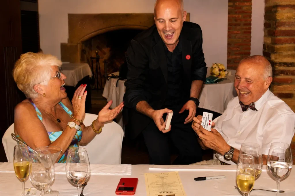 Invitados disfrutando de un espectáculo de magia durante una boda
