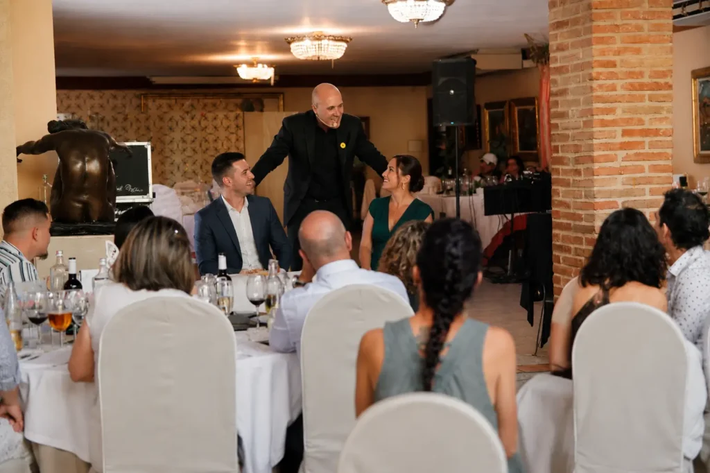 Mago realizando un espectáculo de magia de salón para empresas durante un evento corporativo en Barcelona.