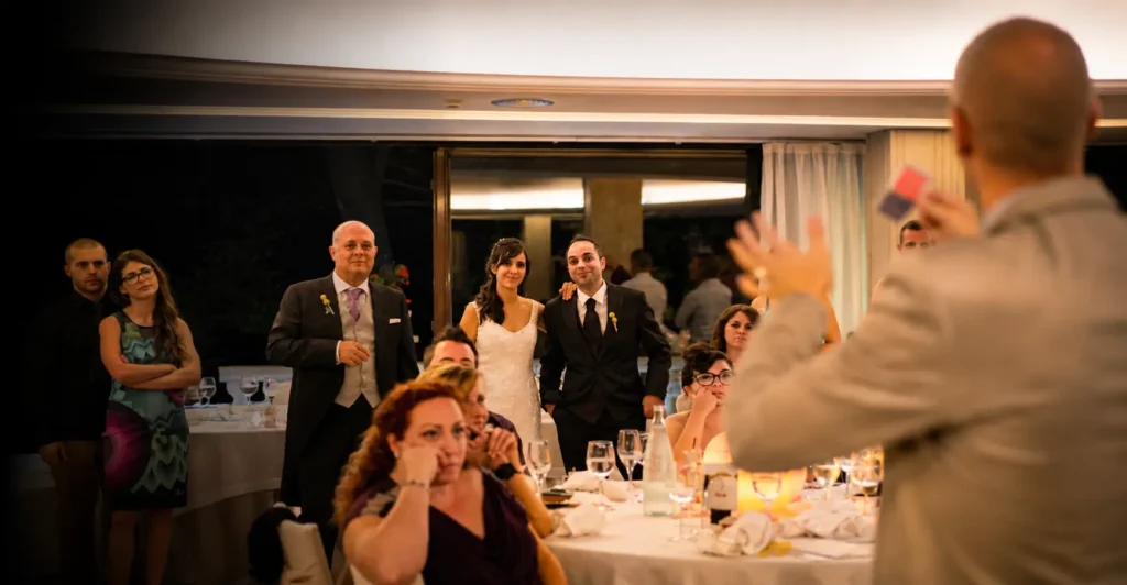 Novios disfrutando de un espectáculo de magia de salón durante su boda en Barcelona