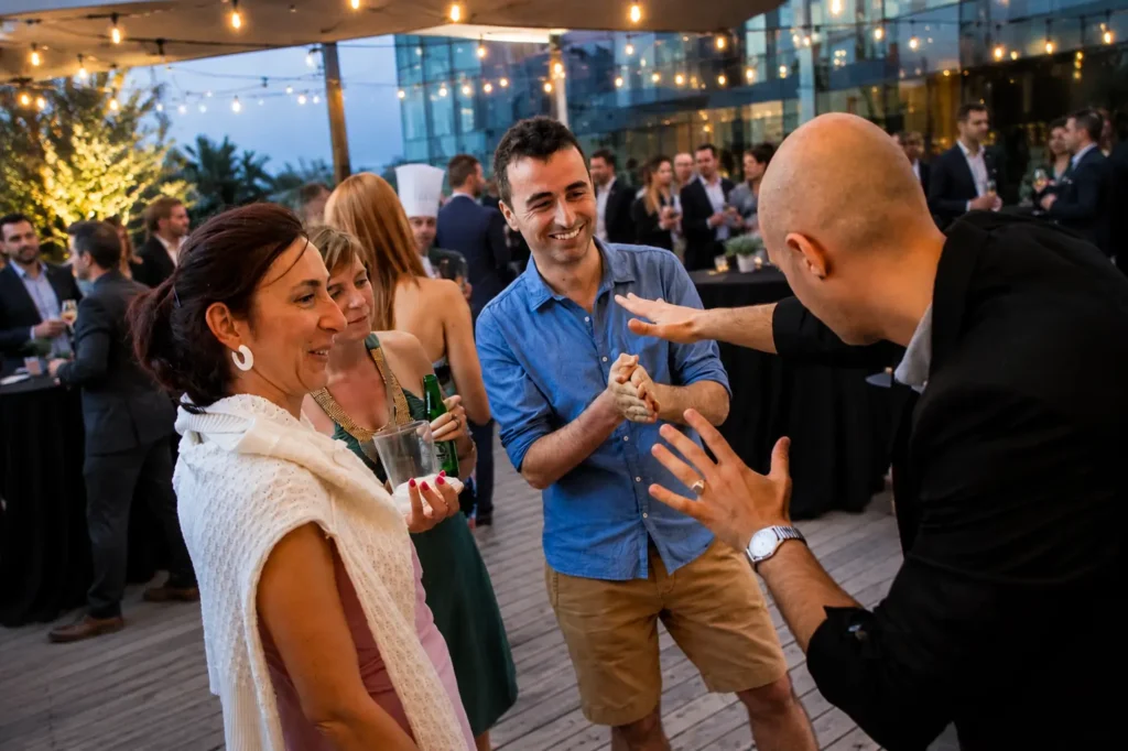 Magia itinerante para empresas durante un evento corporativo en Barcelona