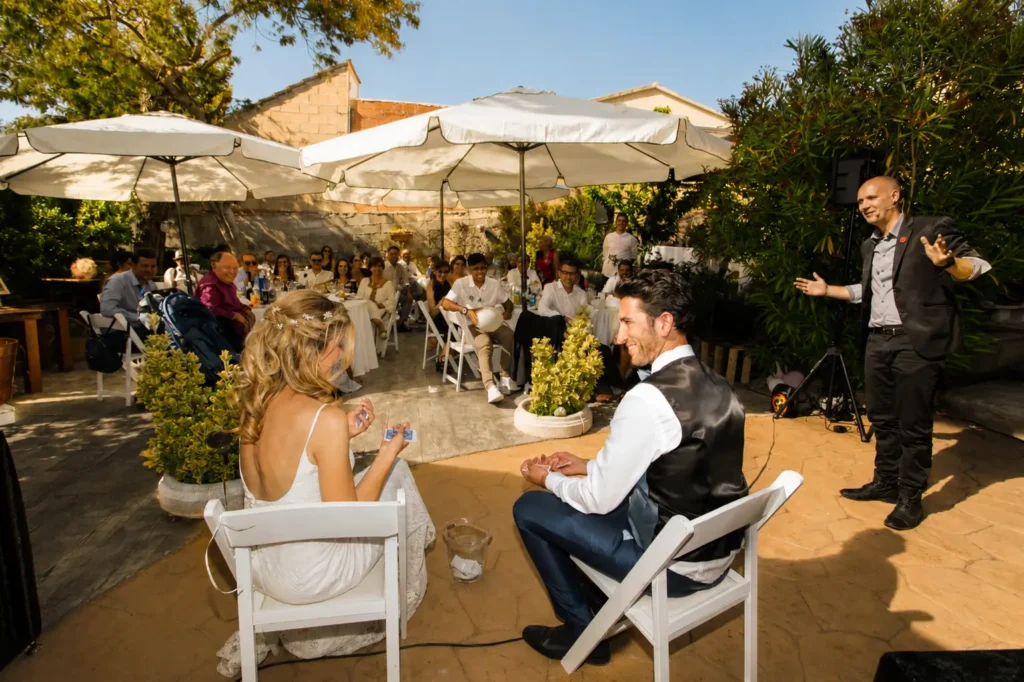 Mago realizando un espectáculo de magia para bodas durante una celebración al aire libre