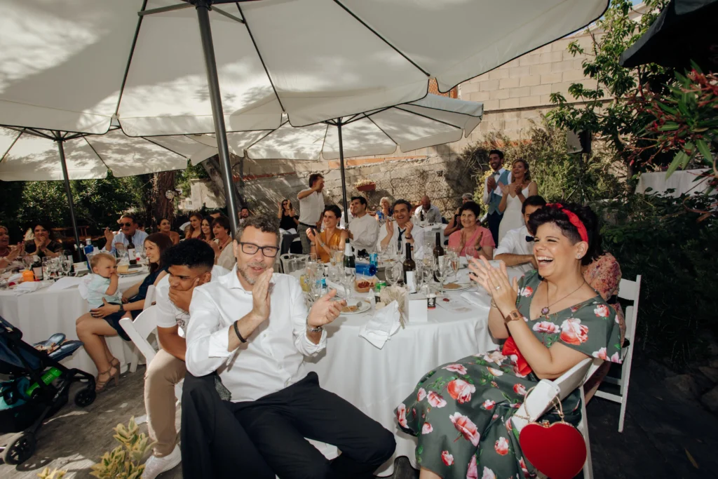 Invitados disfrutando de un espectáculo de magia de salón durante una boda en Barcelona