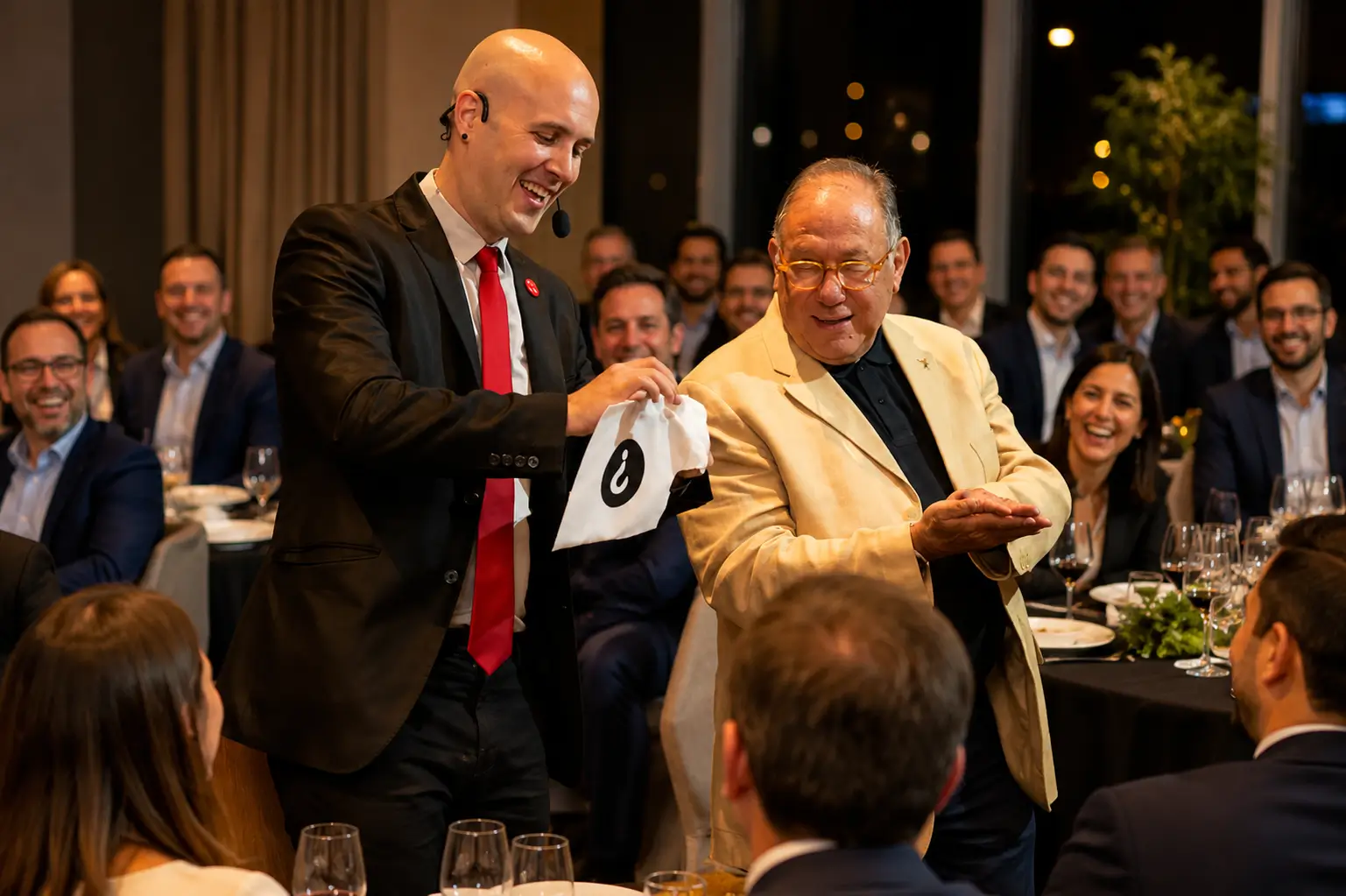 Espectáculo de magia de salón para empresas durante una cena corporativa