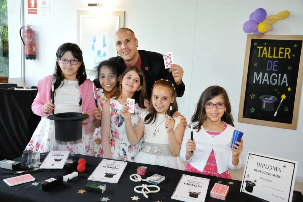 Niños participando en un taller de magia durante una comunión aprendiendo juegos de magia junto al mago Daniel Reza